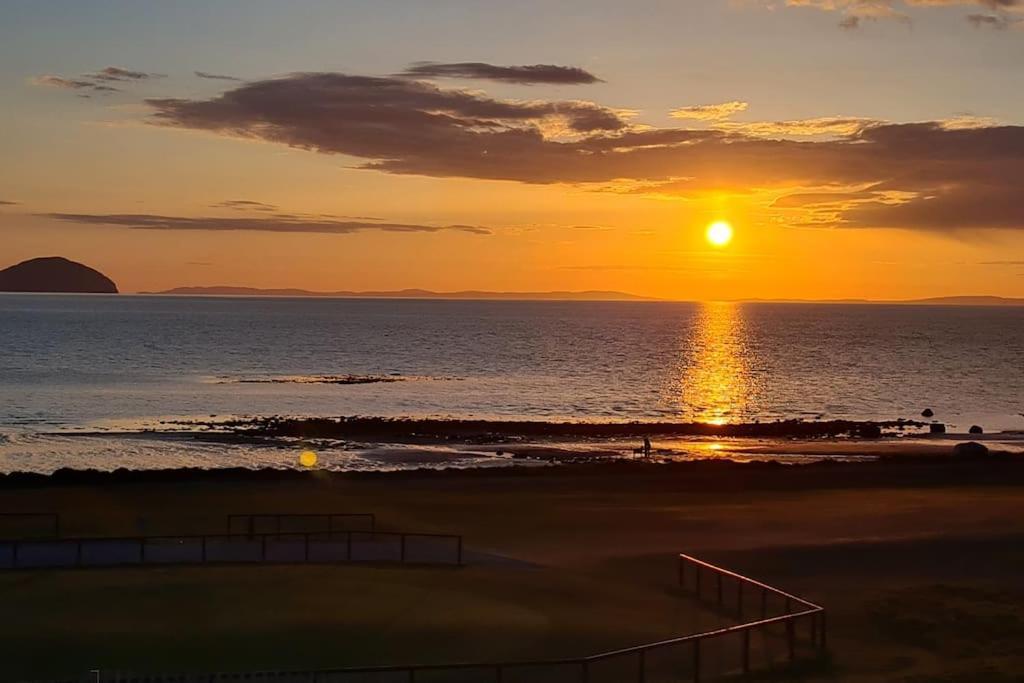 Girvan - Sea View Beach Access Apartment Eksteriør billede