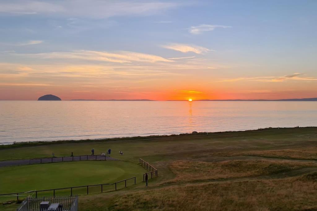 Girvan - Sea View Beach Access Apartment Eksteriør billede